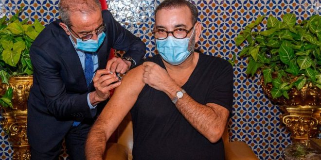 mohammed VI receiving his covid vaccine