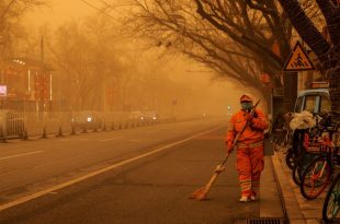 Beijing is shrouded in a sandstorm, in addition to pollution