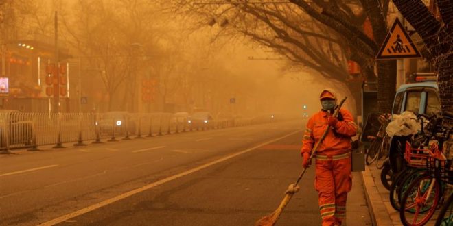Beijing is shrouded in a sandstorm, in addition to pollution