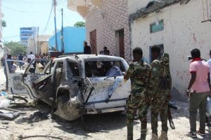 Somalia: government spokesman wounded in a suicide bomb attack