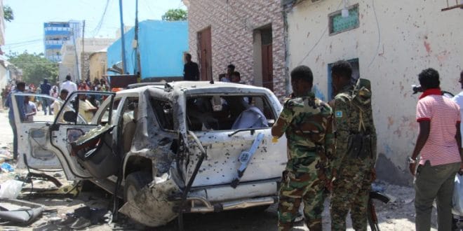 Somalia: government spokesman wounded in a suicide bomb attack