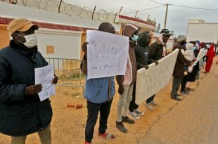Tunisia: refugees demonstrate, demanding evacuation