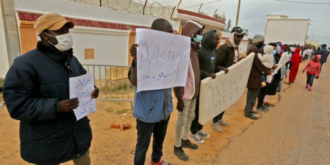 Tunisia: refugees demonstrate, demanding evacuation