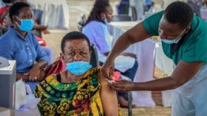 Uganda: fine or prison for those who refuse covid vaccines