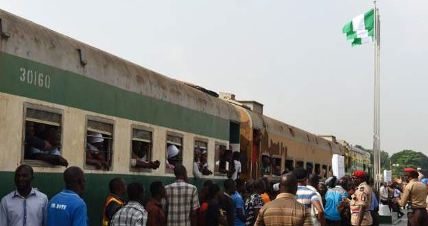 Nigeria: gunmen attack train with nearly 1000 people