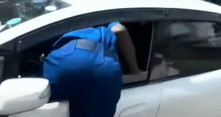 Kenya: policeman filmed ejecting driver from car (video)