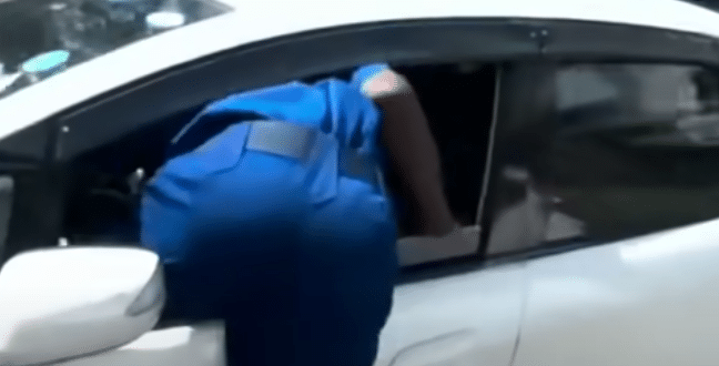 Kenya: policeman filmed ejecting driver from car (video)