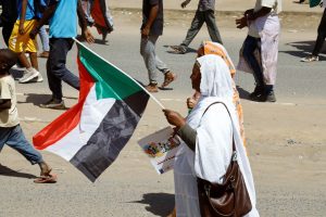 Sudan: protesters face tear gas during a Women's Day rally