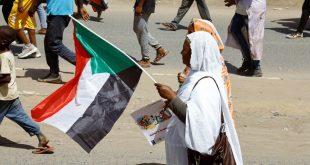 Sudan: protesters face tear gas during a Women's Day rally