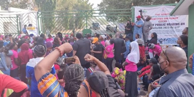 Nigeria: women outside the parliament to call for gender equality