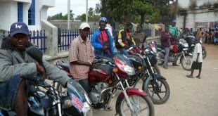 Nigeria: riders bathe colleague who allegedly stayed 6 months without bathing (video)