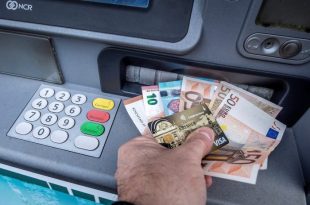 Russians sue French banks for blocking their accounts