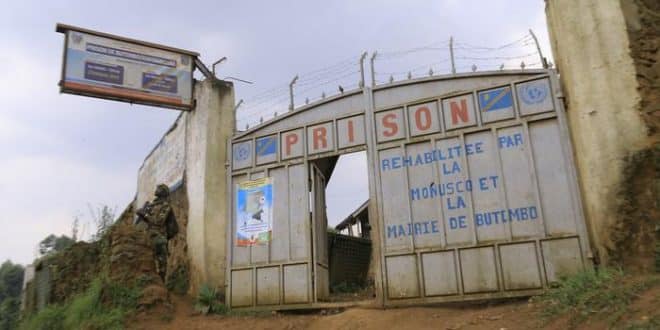 DR Congo: hunt for at least 800 inmates after jailbreak