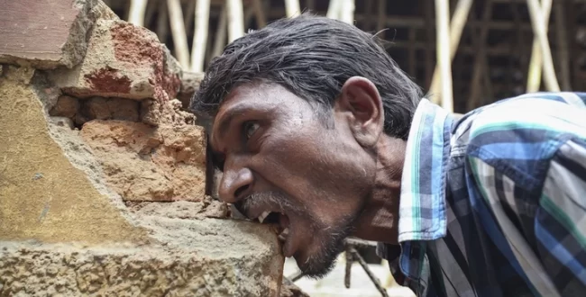 Discover Pakkirappa Hunagundi, the man who eats bricks (photos & videos)