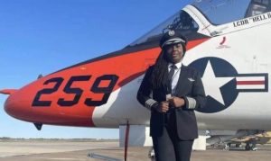 Tarah Ernest, the black woman at the controls of an airliner