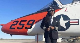 Tarah Ernest, the black woman at the controls of an airliner