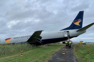 France: plane carrying minister ends its landing off the runway