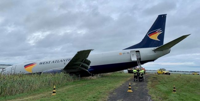 France: plane carrying minister ends its landing off the runway
