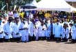 Uganda: kneeling doctors ask President Museveni to run for another term