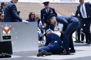 US president Joe Biden falls during Air Force ceremony (video)