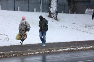 Johannesburg sees first snowfall since decade