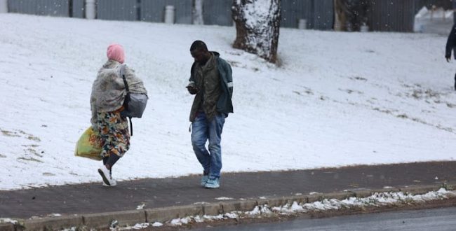 Johannesburg sees first snowfall since decade