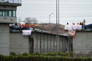 57 guards and police officers held hostage by prisoners