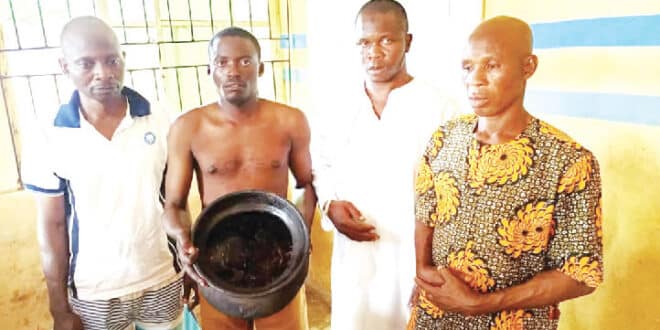 Nigeria: four men cut with a human skull