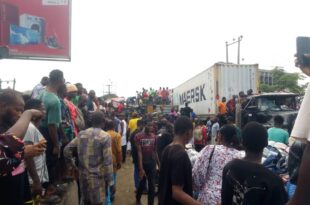 A container falls on a car in Abia