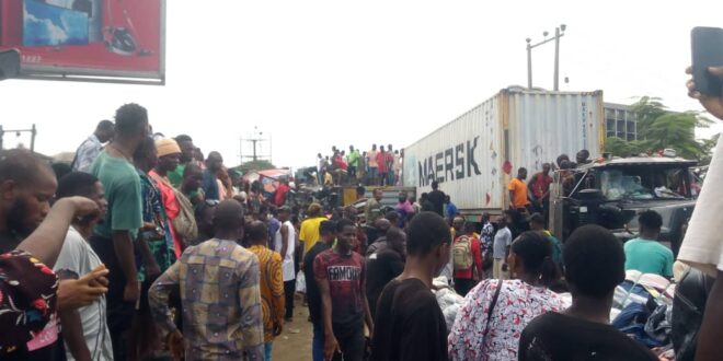 A container falls on a car in Abia