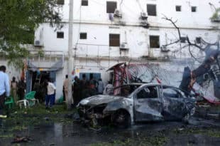 Heavy toll after explosion of car bomb in a restaurant in Somalia