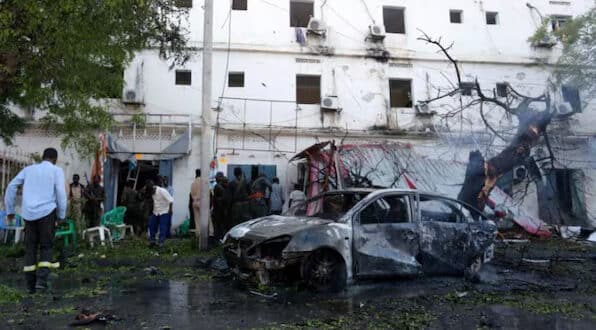 Heavy toll after explosion of car bomb in a restaurant in Somalia
