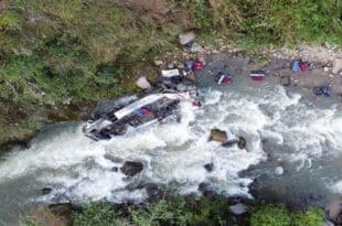 Peru: at least 26 dead when bus falls into ravine