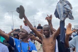 Man spotted protesting naked over cost of living in Nigeria (video)