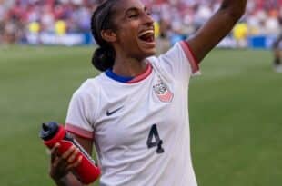 Women's soccer: Naomi Girma breaks world record