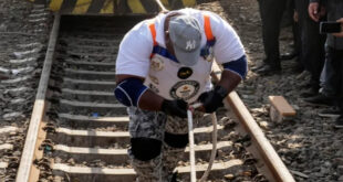 An Egyptian pulls a 279 ton train with his teeth