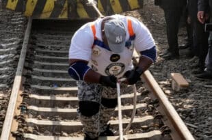 An Egyptian pulls a 279 ton train with his teeth