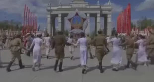 Moscow students dance to honour WWII veterans