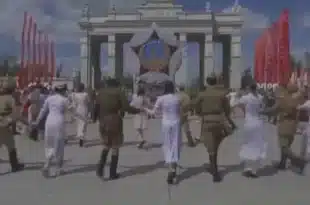 Moscow students dance to honour WWII veterans